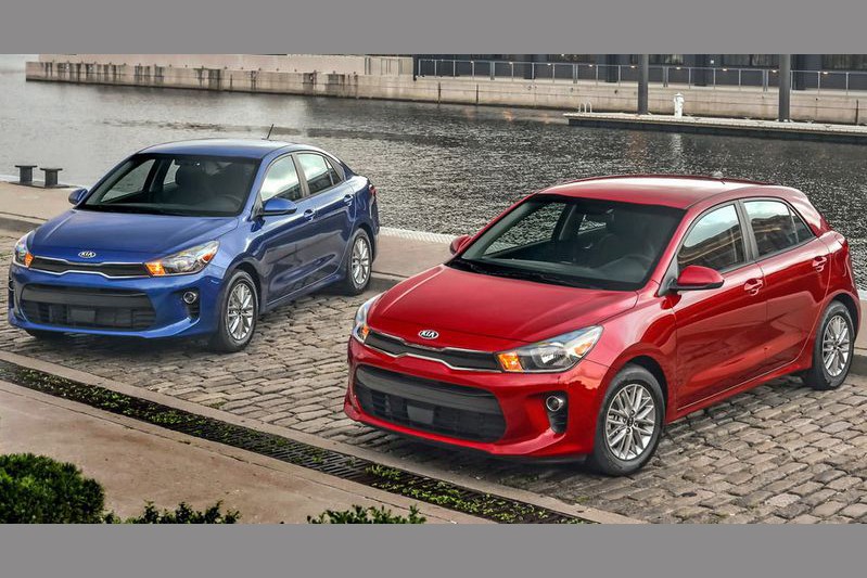 Hãng xe Hàn Quốc vừa cho ra mắt mẫu  xe Kia Rio 2018 thế hệ thứ 5 tại Mỹ với 3 phiên bản là LX, S và EX cùng với giá bán khởi điểm từ 13.900 USD (tương đương 316 triệu đồng) cho biến thể LX Sedan, trong khi LX hatchback có giá là 14.200 USD (tương đương 323 triệu đồng)